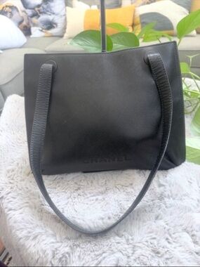 CHANEL Black Leather Shoulder Tote